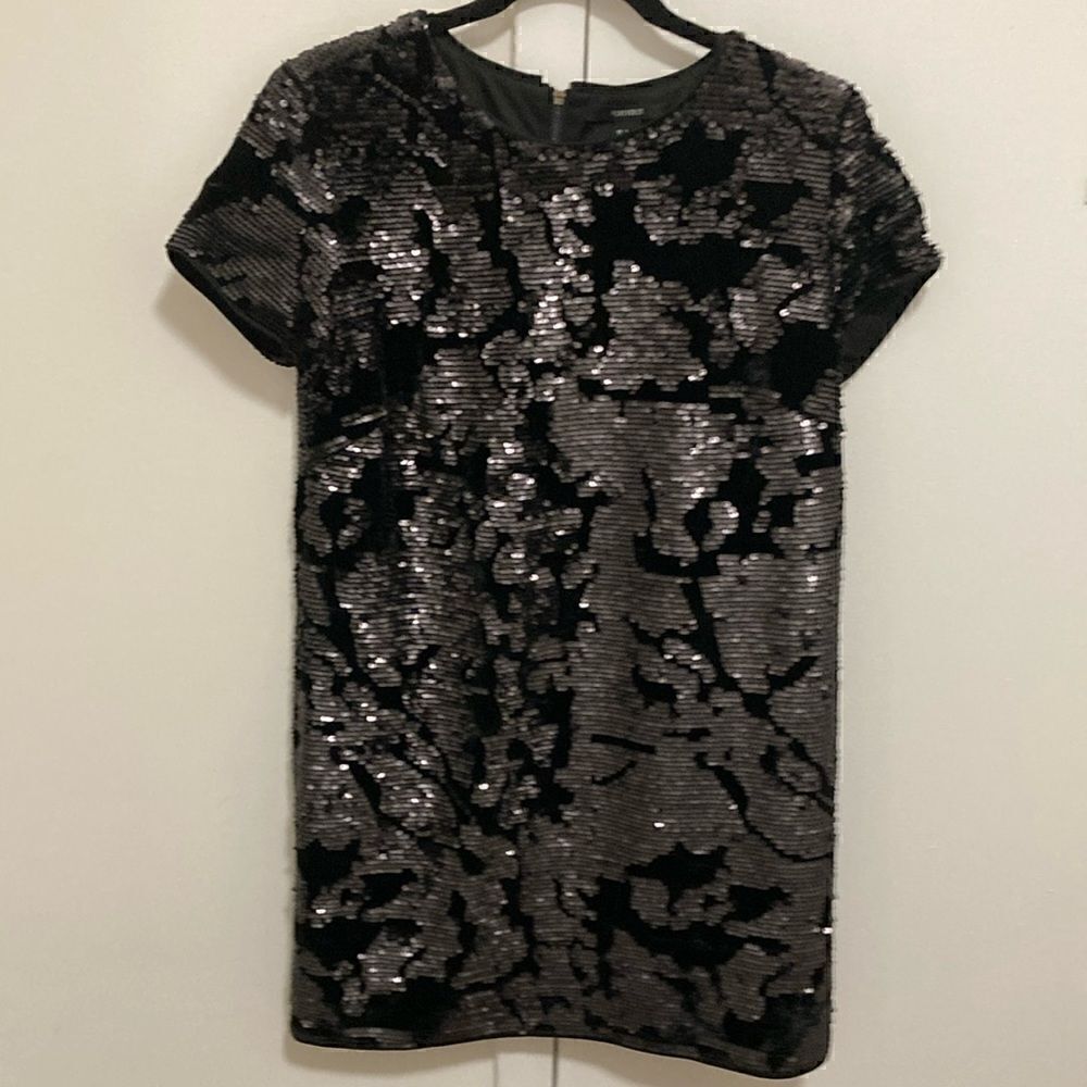 Forever 21 NWOT Women’s Dress in Black Velvet with Sequin Pattern. Size Small.